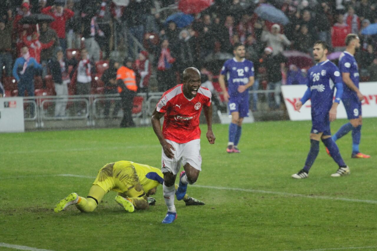 טוני וואקמה משכיב את איתמר ניצן. פרץ את הסכר (צילום: בן בודה)